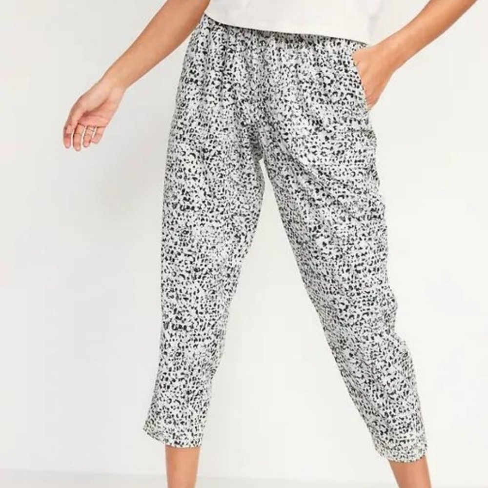 Old Navy High-waisted StretchTech Uyility Crop Pants | Size Small